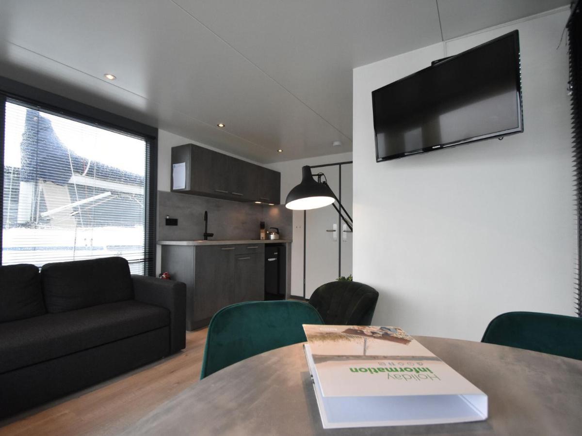 Beautiful Houseboat In The Harbour Of Volendam Near Centre Hotel Екстериор снимка