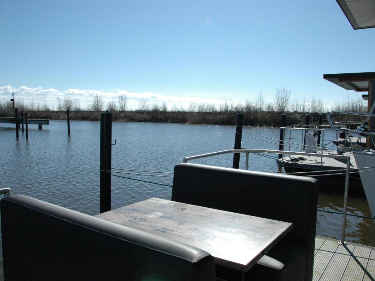 Beautiful Houseboat In The Harbour Of Volendam Near Centre Hotel Екстериор снимка