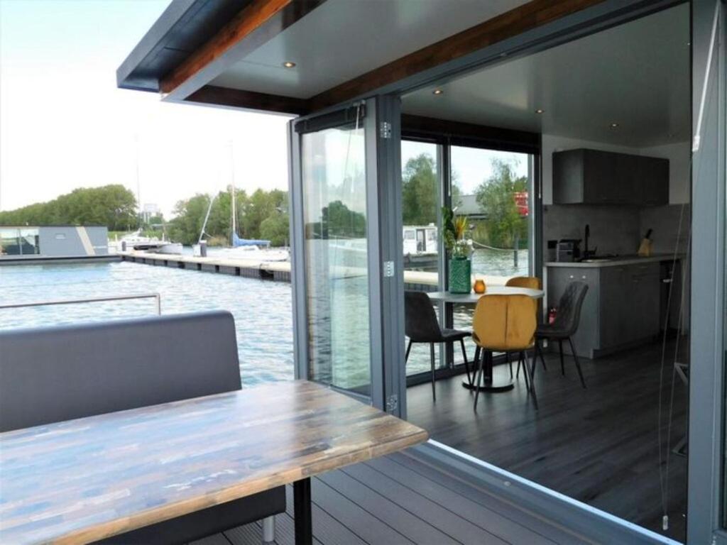 Beautiful Houseboat In The Harbour Of Volendam Near Centre Hotel Екстериор снимка